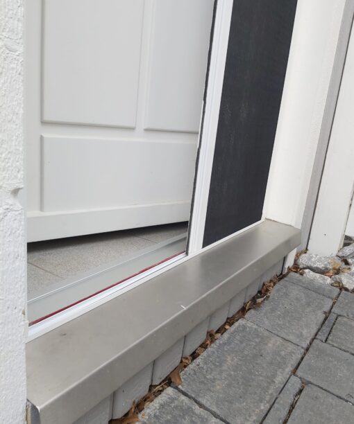 4.Schraub- Klebesystem Fläche Laufschiene von links → Außenseite zu schieben