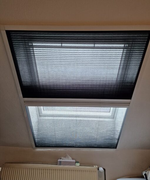 8.Schraub- Klebesystem Dachfenster-Verdunkelung und Fliegengitter-Vertikal